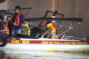 Đưa thi thể cô gái trẻ trong chiếc ôtô con rơi xuống sông Đồng Nai lên bờ