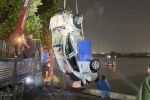 Hình ảnh trục vớt ôtô con cùng thi thể cô gái trẻ trong xe rơi xuống sông Đồng Nai