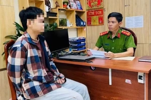 Bé gái 12 tuổi sinh con khi quen bạn trai qua 'Chat với người lạ'