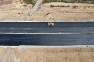 Cao tốc Biên Hòa - Vũng Tàu qua tỉnh Đồng Nai bắt đầu được thảm nhựa 