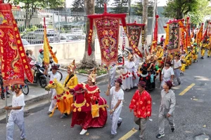 Diễu hành 8km trong lễ hội Chùa Ông