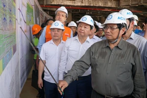 Thủ tướng kiểm tra dự án sân bay Long Thành, lì xì cho các công nhân