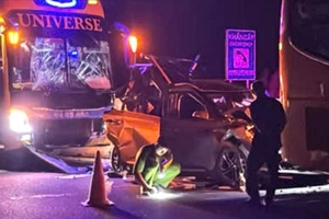 Ô tô con bị bẹp dúm nằm kẹp giữa 2 xe khách trên cao tốc Phan Thiết - Dầu Giây