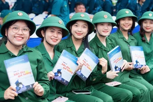 Hình ảnh những ‘bóng hồng’ ở Đồng Nai hào hứng lên đường nhập ngũ