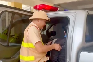 CSGT Đồng Nai dùng xe đặc chủng đưa người bị co giật đi cấp cứu