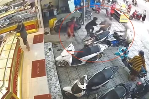 Đồng Nai: Camera ghi cảnh vây bắt người lừa đảo bằng vàng giả ở tiệm vàng 