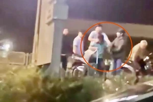 Hai người vây đánh tài xế taxi trên quốc lộ