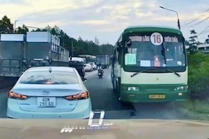 Clip ghi cảnh phụ xe đu cửa yêu cầu các xe tránh đường cho xe buýt chạy ngược chiều 