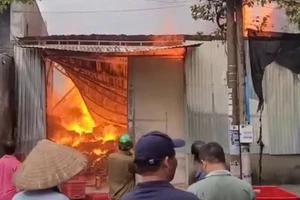 Cháy nhà kho lúc trời mưa ở Đồng Nai