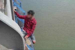 Giải cứu nam thanh niên định nhảy sông Đồng Nai tự tử