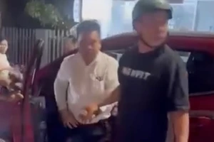 Tài xế lái ô tô nghi say rượu gây tai nạn liên hoàn khiến 4 người bị thương