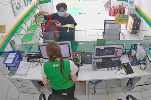 Vào cửa hàng lấy dao uy hiếp nữ nhân viên để cướp 