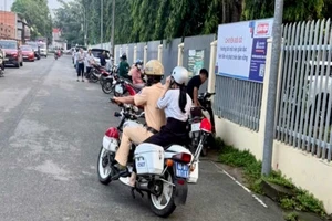 Cầm nhầm thẻ dự thi, CSGT Đồng Nai lái mô tô đặc chủng chở nữ sinh kịp giờ thi tốt nghiệp