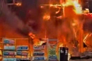 Cháy lớn tại siêu thị Điện máy xanh ở Đồng Nai 