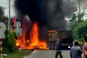 2 xe đầu kéo bốc cháy dữ dội sau va chạm ở Đồng Nai