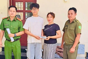 Nam học sinh nhặt được số tiền lớn, đến công an nhờ tìm người đánh rơi