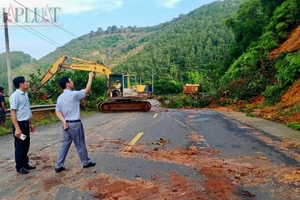 Mưa lớn gây sạt lở tuyến đường nối tỉnh Đồng Nai và Lâm Đồng