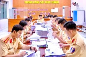 CSGT Đồng Nai kiểm tra hồ sơ xuyên đêm, tăng tốc sát hạch lái xe