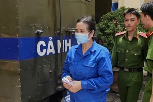 1 phụ nữ lên mạng đặt mua sổ hồng giả để vay tiền tỉ