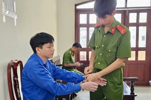 Thợ điện giả danh công an 'chìm' để lừa tình, lừa tiền 2 phụ nữ 