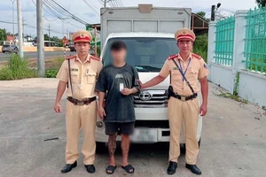 Phát hiện tài xế ô tô không có giấy phép lái xe, dương tính với ma túy