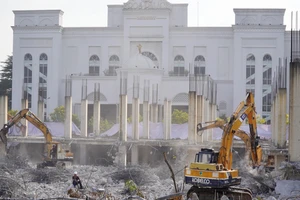 Tháo dỡ khu phức hợp thương mại xây không phép ở Đồng Nai