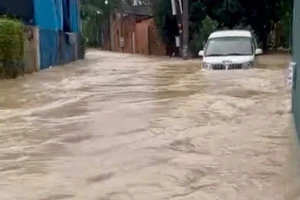 Mưa lớn nhiều khu vực ở Đồng Nai ngập trong biển nước, ô tô trôi ra kênh
