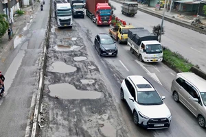 Ô tô chao đảo, tài xế sợ hãi khi qua 'ma trận ổ voi' trên quốc lộ 51