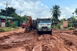 Sạt lở đất 2 bên Quốc lộ 14C nối tỉnh Đồng Nai với Tây nguyên