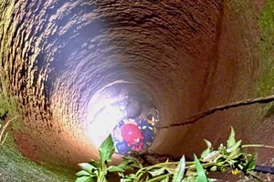 Cứu người đàn ông say xỉn rơi xuống giếng sâu hơn 20 m