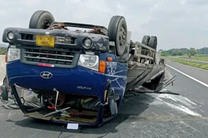  Nổ lốp khiến xe tải lật nhào trên cao tốc Phan Thiết – Dầu Giây