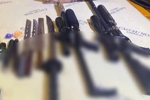 Nhân viên tiệm massage ở Đồng Nai thủ 2 khẩu súng, đao và bình xịt hơi cay