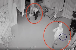 Bịt kín mặt, tay cầm dao đột nhập nhà dân trộm vàng, tiền mừng đám cưới