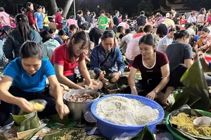 Hàng trăm người phường Trảng Dài, Đồng Nai nấu bánh thâu đêm gửi đồng bào vùng lũ