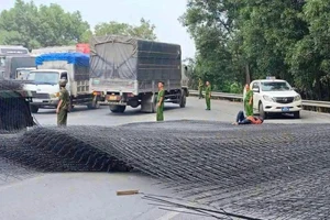 Hàng trăm tấm thép rơi khỏi xe container đè trúng 2 người đi xe máy