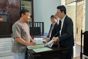 Tòa phạt 6 tháng tù người làm đơn xin cứu xét liên quan phó giám đốc Công an tỉnh