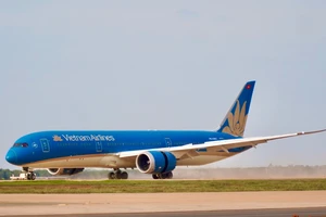 Hình ảnh máy bay Boeing 787 đầu tiên hạ cánh xuống sân bay Long Thành