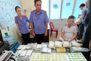 Đồng Nai phá đường dây ma túy xuyên quốc gia, thu giữ súng, ô tô