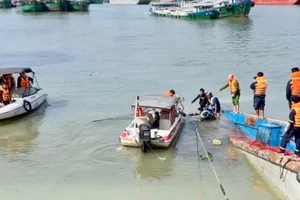 Chìm tàu chở đá trên sông Đồng Nai, một người kẹt trong khoang lái