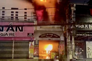 Clip cháy dữ dội ở tiệm giặt ủi lan sang cửa hàng bên cạnh