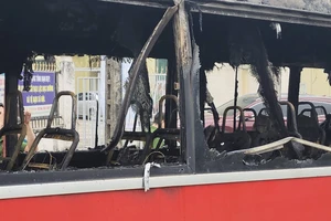 Xe khách chở công nhân cháy rụi khi đậu trước cổng trường học