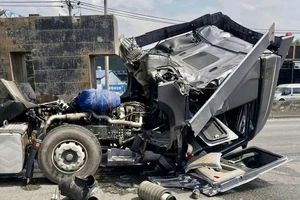 Khối sắt hàng chục tấn đè bẹp cabin xe đầu kéo trên quốc lộ 51