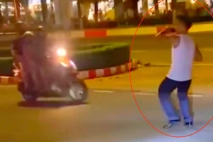 Công an làm việc với người mở loa kẹo kéo, nhảy nhót trên đường đông xe