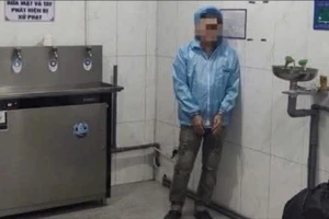 Tạm giữ nam công nhân giở trò đồi bại với thiếu nữ đồng nghiệp tại khu nhà vệ sinh