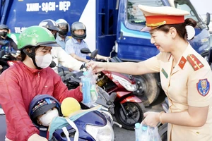 CSGT Đồng Nai tặng nước, sữa cho người dân về quê dịp Tết