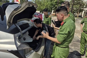 Dùng bình hơi cay và súng tấn công 'con nợ' giúp bạn