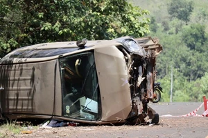 Lật xe ô tô trên đường, 2 bà cháu tử vong thương tâm