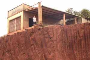 Đồng Nai lên phương án di dời các hộ dân chêch vênh mép 'vực'