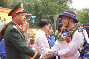 Thứ trưởng Bộ Quốc phòng dự lễ giao nhận quân tại tỉnh Đồng Nai