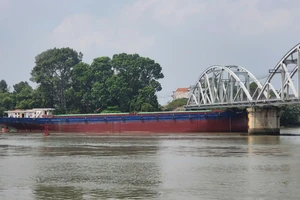 Tàu thủy va chạm mạnh vào cầu Ghềnh, nhiều người bị thương 